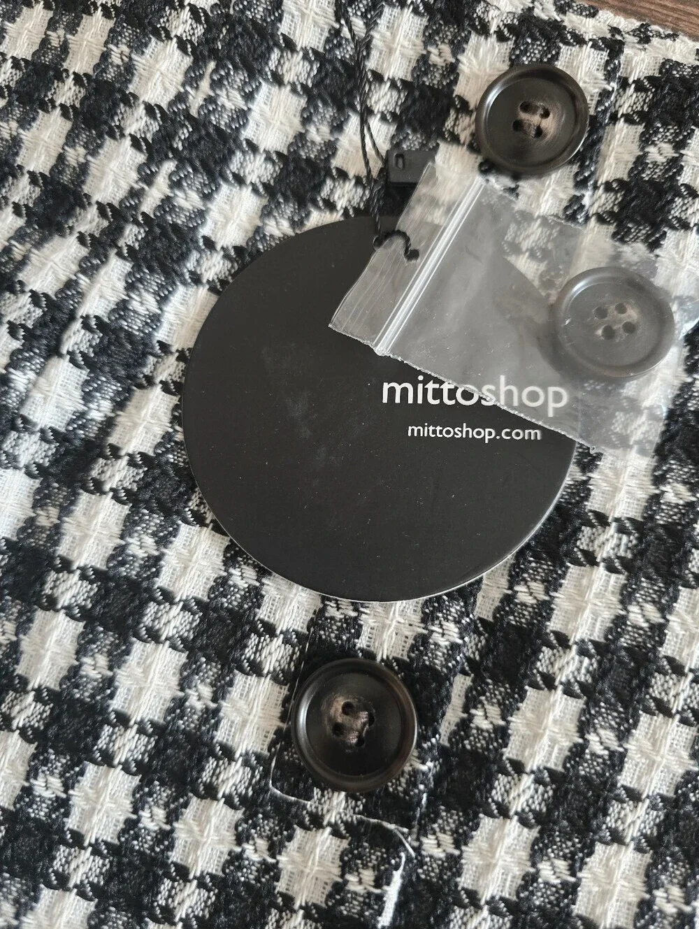 mittoshop black white
